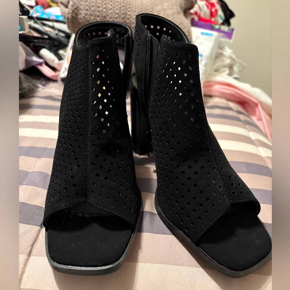 Block heel shoes